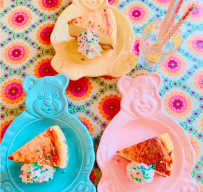 可愛いくまのお皿で提供されているチーズケーキ